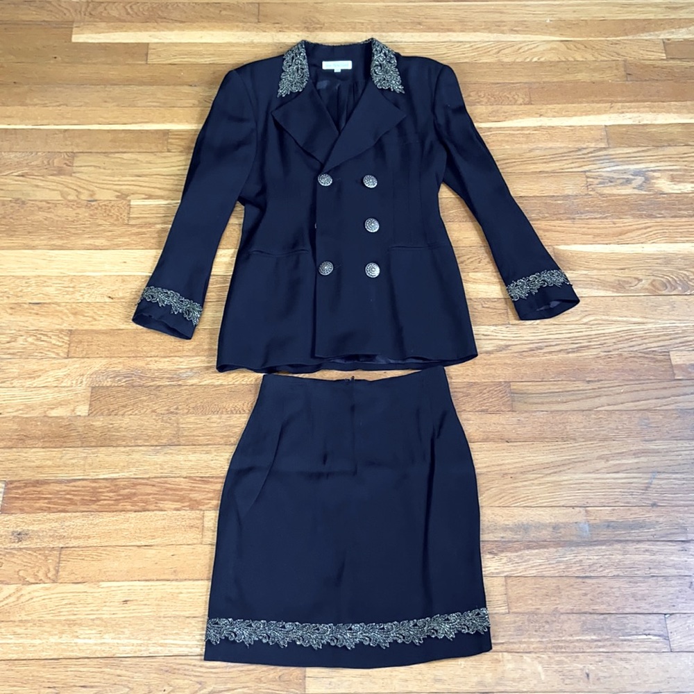 Suit with skirt